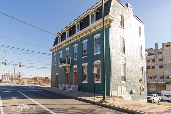 Building Photo - 202 Summit Ave