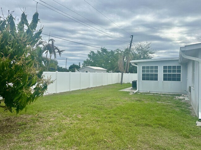 Foto del edificio - Charming 3 bedroom single family home for rent annually