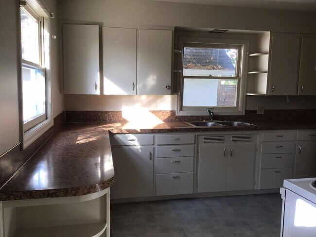 Building Photo - Lots of Living Space!