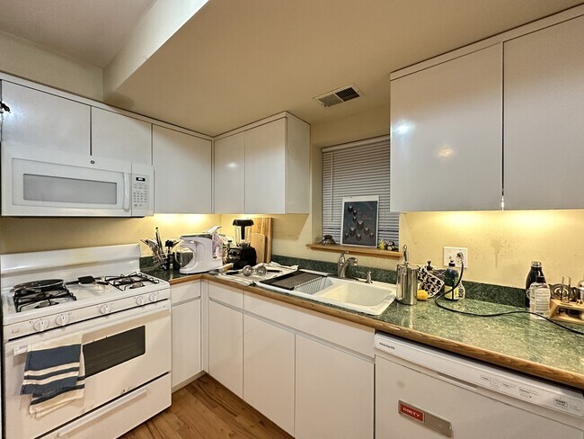 Foto del edificio - 3345 N Southport Ave