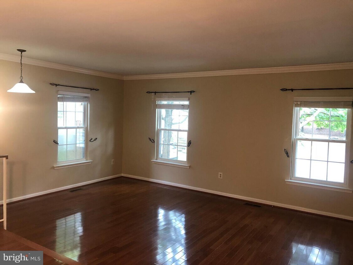 Foto principal - 6179 Forest Creek Ln