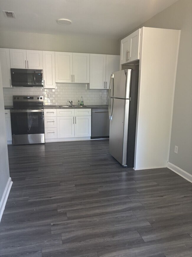 Foto del edificio - Cozy Two Bedroom, 1 Bath (Plus Bonus room) Home - Across the Street from the Set at FAMU!