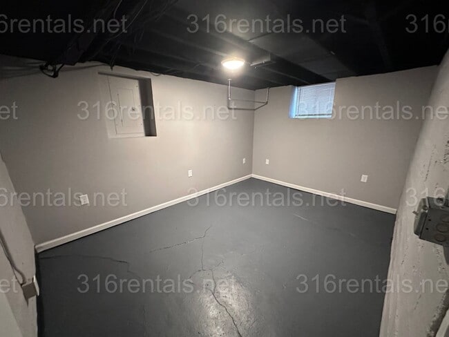 Building Photo - $825 - 3 bed 1 bath - Beautiful apartment ...