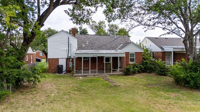 Building Photo - Spacious 3 Bedroom House