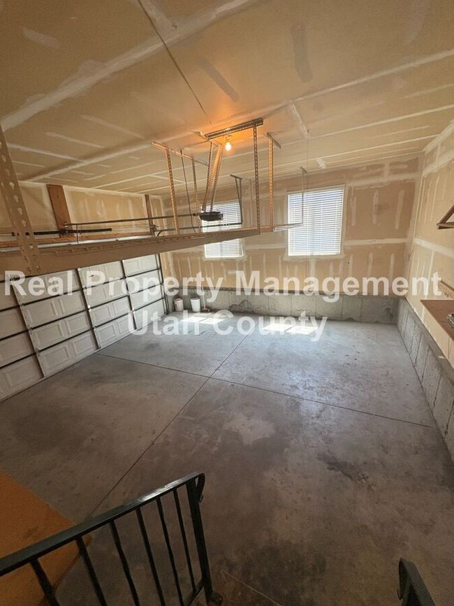Building Photo - 2083 N Raspberry Dr