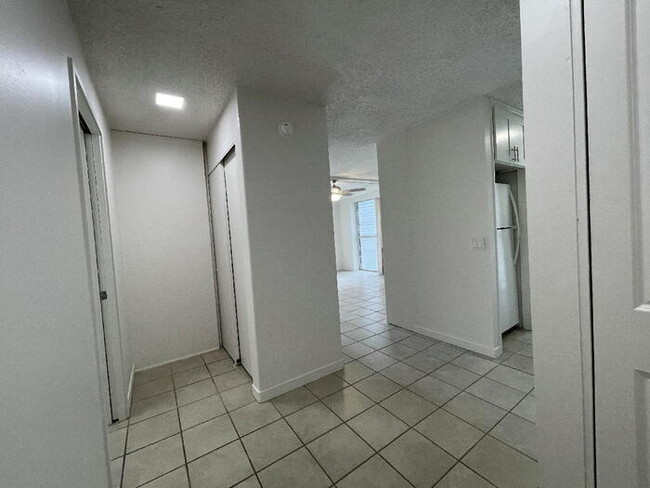 Building Photo - WALINA APTS studio w/pkg, sec, W/D, c-fan,...