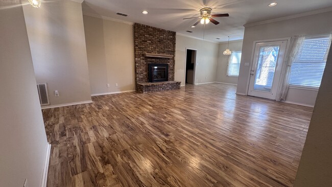 Building Photo - 607 Mustang St