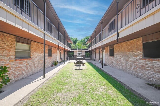 Foto del edificio - 1521 W Nolana Ave