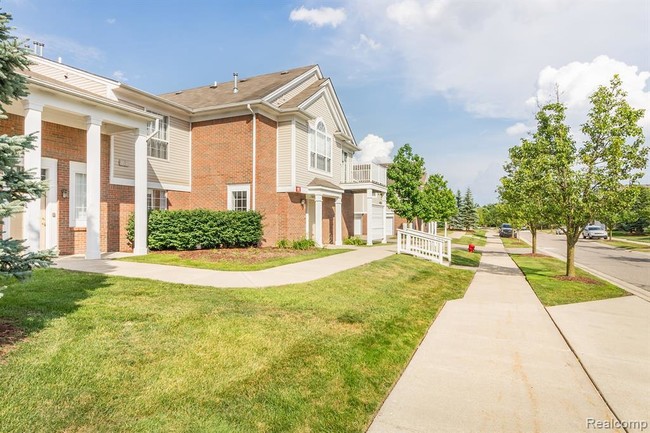 Building Photo - 16868 Dover Dr