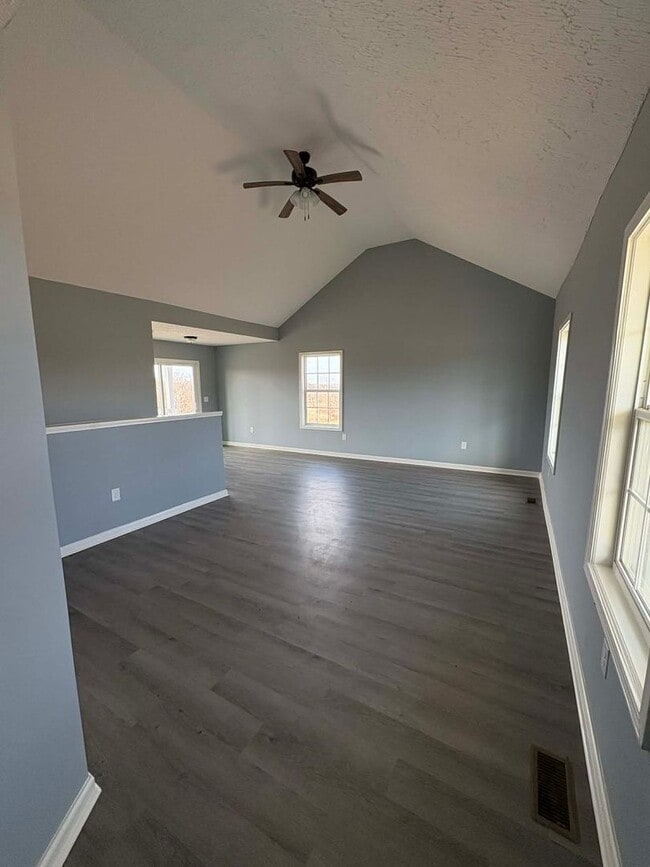 Building Photo - Country Living Comfort!