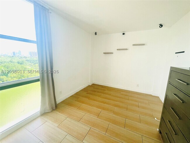 Building Photo - 3301 N Country Club Dr