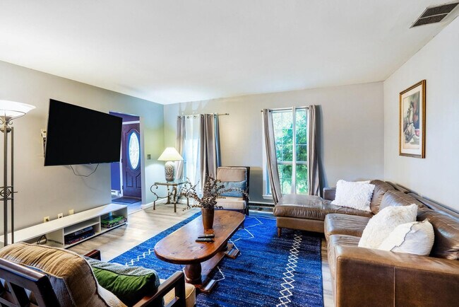 Foto del edificio - 247 Strawridge Rd