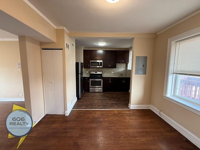 Building Photo - 2805 N Kilbourn Ave