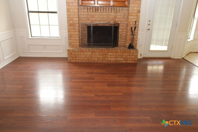 Building Photo - 2311 Phyllis Dr