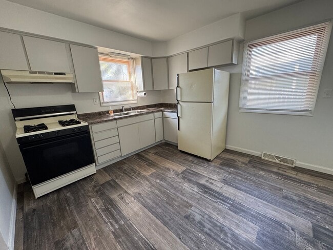 Building Photo - Now Renting in Springfield: 3 Bed and 1 Ba...