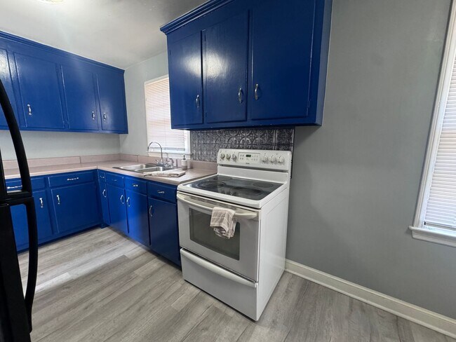 Building Photo - 302 Brookwood Ave