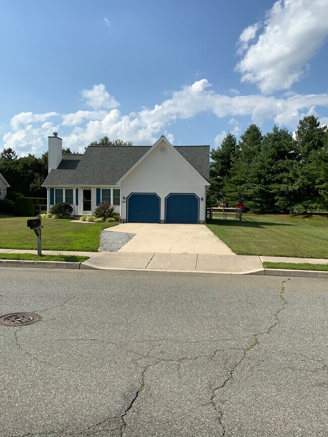 Building Photo - 996 Tamara Dr