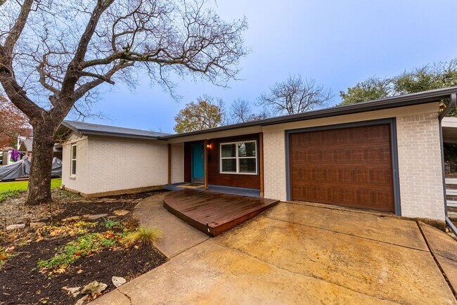 Building Photo - Charming 3/1 Located in Crestview.