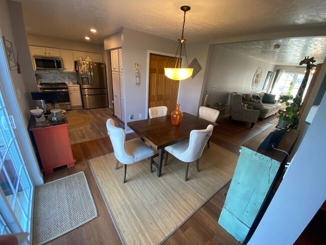 Foto del edificio - Gorgeous 3 bedroom 2.5 bath with one stall detached garage and fenced in backyard for rent!