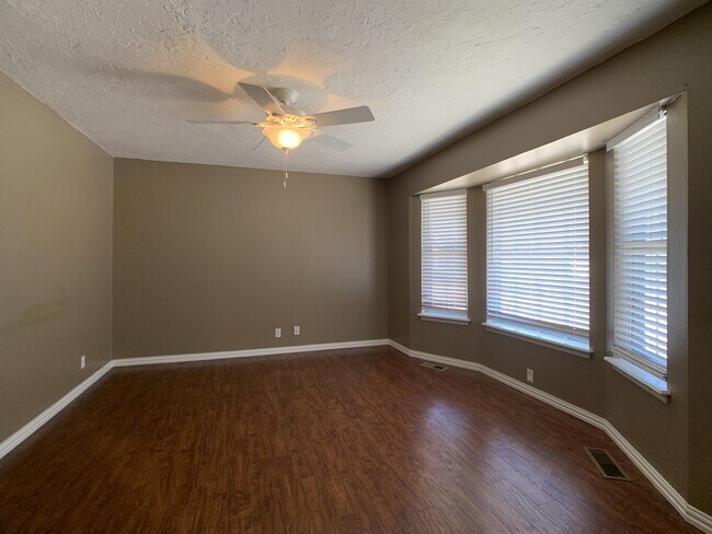 Foto del edificio - 1404 Crown Point Ave