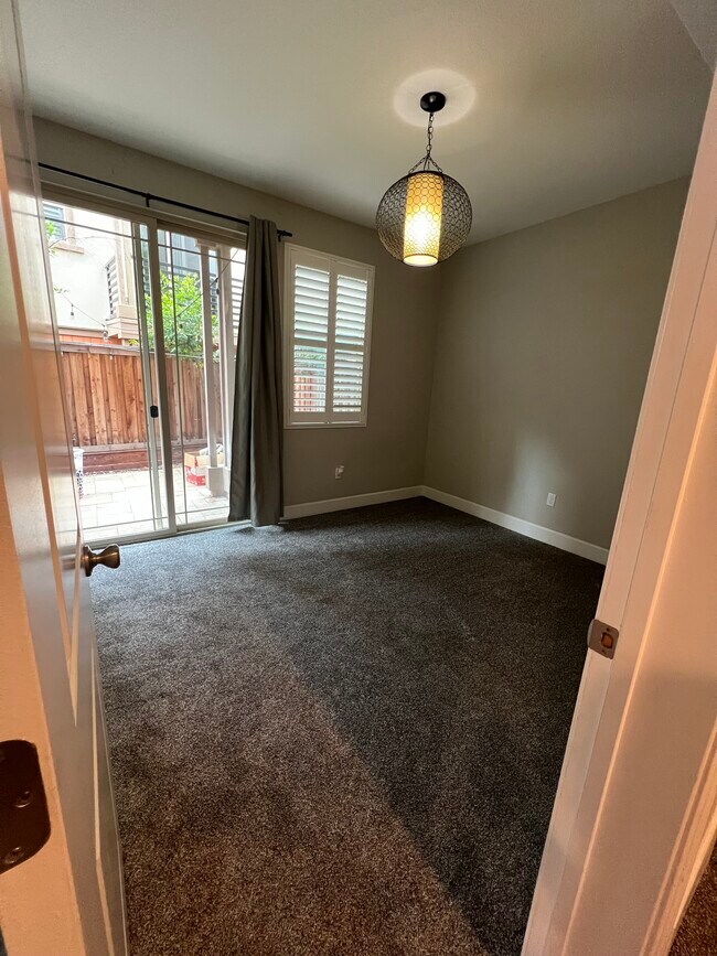 Habitación en planta baja con alfombra nueva y baño completo, acceso al patio trasero. - 2904 Worthing Cmn