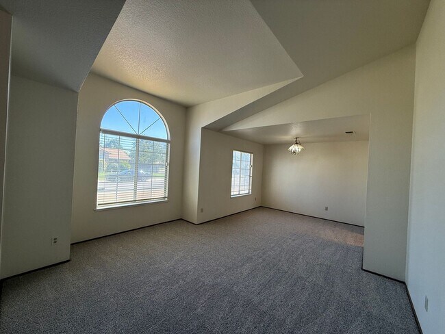 Foto del edificio - Spacious 4bed 2bath home in the Rio Linda/...