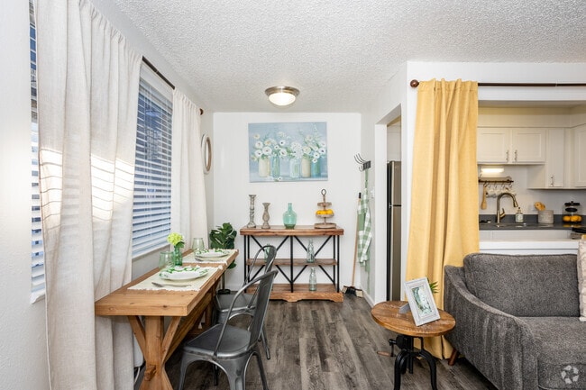 1BR, 1BA - 550SF - Dining Room - Golden Nugget