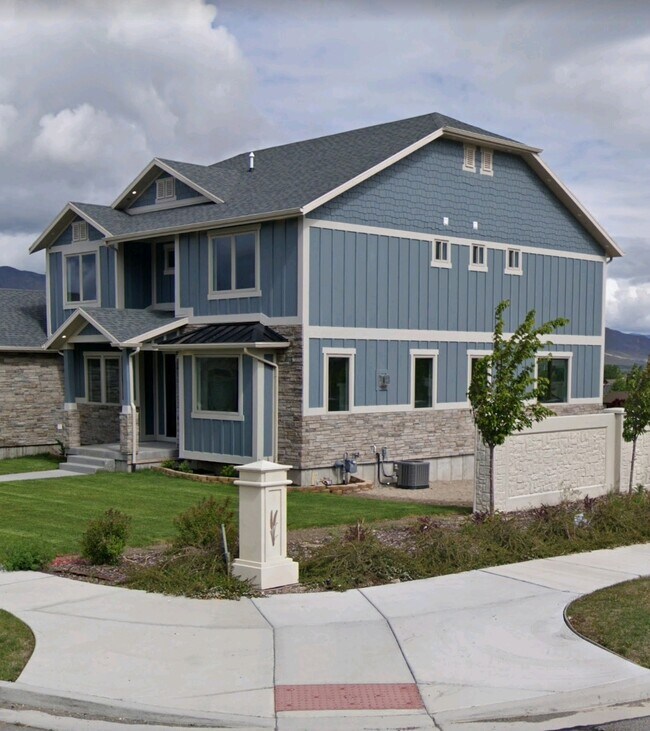 El apartamento está en la parte de atrás y tiene salida al exterior desde la planta baja. - 936 W Temple Rim Ln