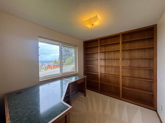 Foto del edificio - Stunning Three Bedroom With Amazing Views!