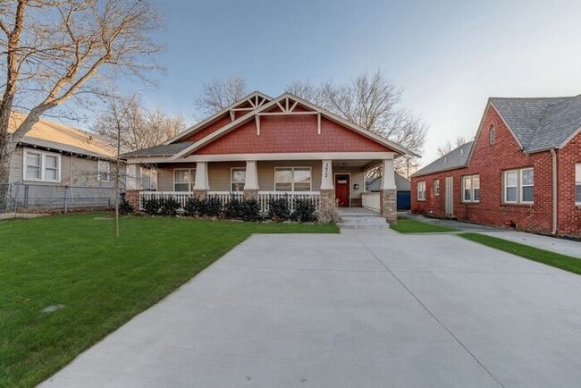 Building Photo - 3/2 Open And Bright Craftsman!