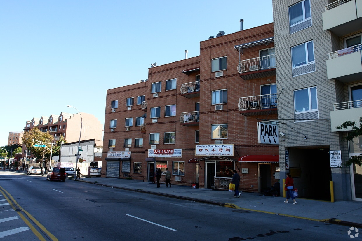 Building Photo - 4133-4139 College Point Blvd