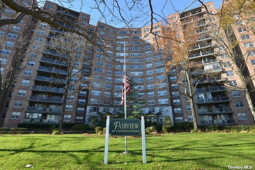 Foto principal - 61-20 Grand Central Pkwy