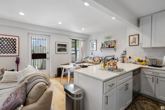 Building Photo - A 2 bedroom in the heart of Carroll Garden...
