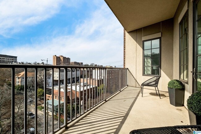 Building Photo - 2600 Highland Ave