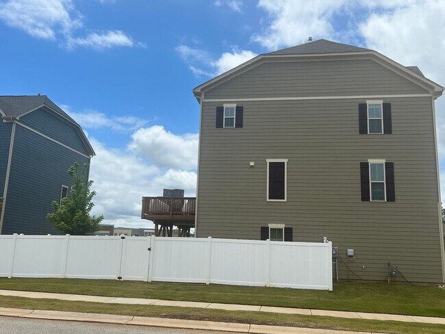 Building Photo - 3 Bed/2.5 Ba Townhome