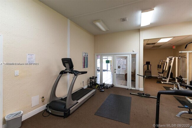 Foto del edificio - 7010 NW 186th St