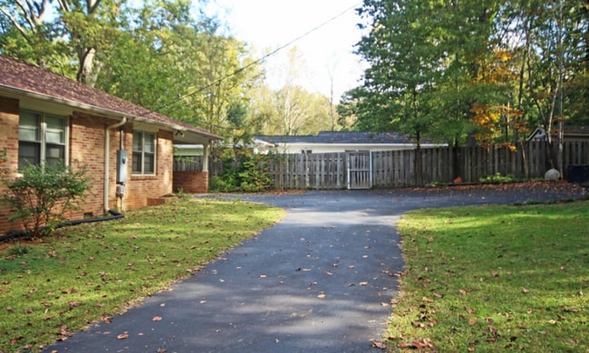 Building Photo - 205 Lakewood Dr