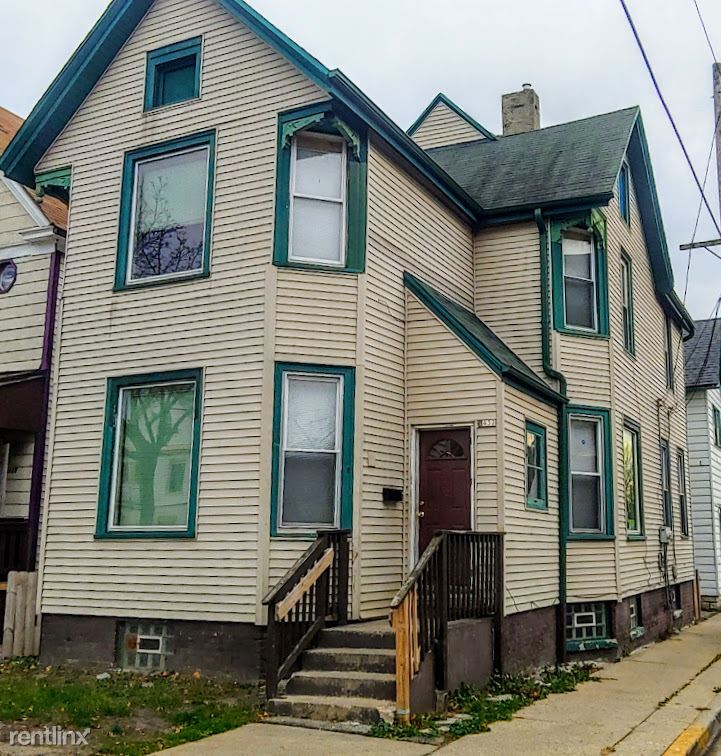 4 br, 1.5 bath House 1437 W Mineral St House Rental in Milwaukee, WI