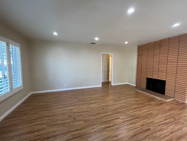 Building Photo - 13836 Cohasset St