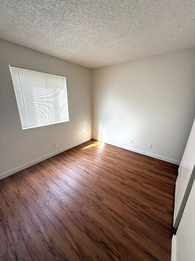 Foto del edificio - 3 bedroom, 2 Bath with a garage