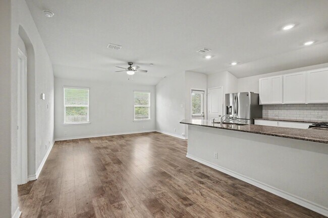 Foto del edificio - Open Floor Plan w/ All Appliances Included | Private Yard & Spa-Like Primary Bath