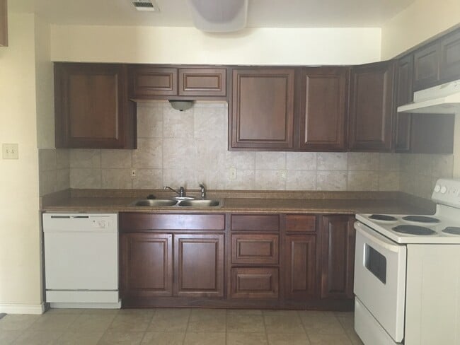 Building Photo - Cute 3/2 Duplex