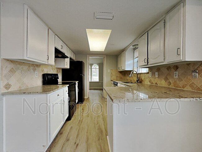 Building Photo - 2209 Vickers Dr