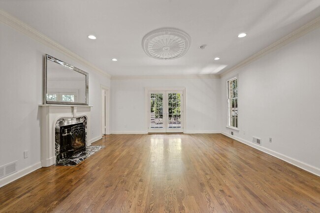 Building Photo - 4925 Weaver Terrace NW