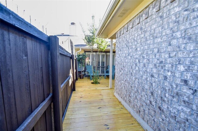 Building Photo - 825 Blessing Creek Dr