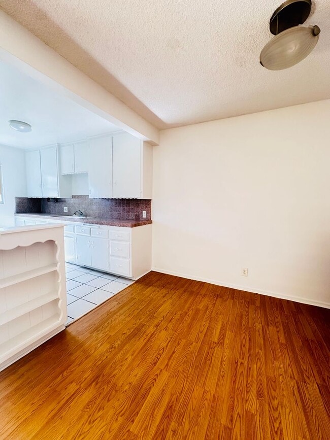 Interior Photo - 917 Centinela Ave