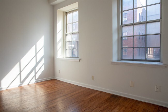 Building Photo - 341 Monmouth St