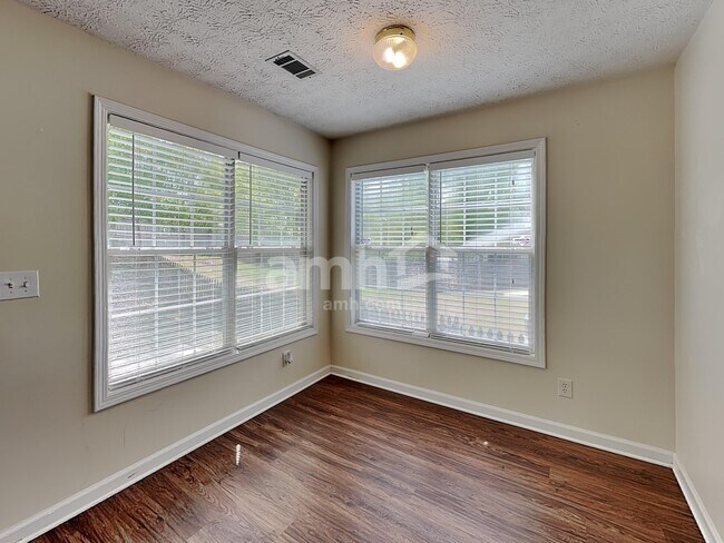 Foto del edificio - 740 Chatham Park Dr