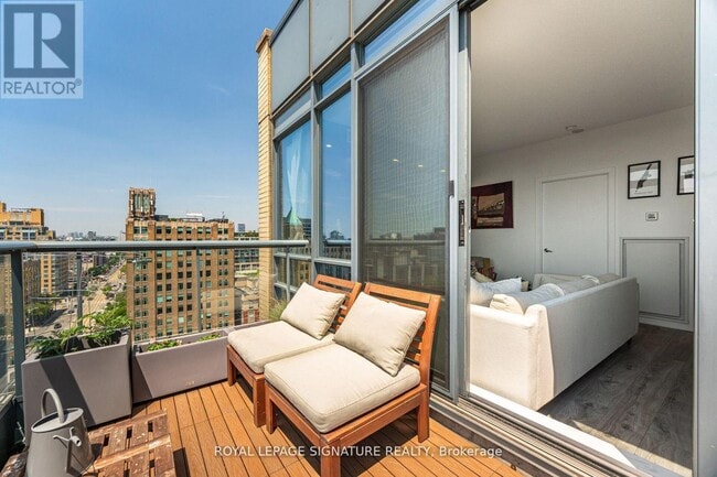 Photo du bâtiment - 438 King St W