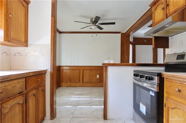 Building Photo - 927 E Salazar St